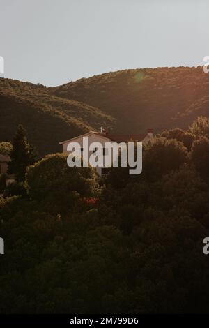 Case tradizionali croate su una collina Foto Stock