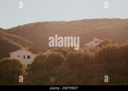 Case tradizionali croate su una collina Foto Stock