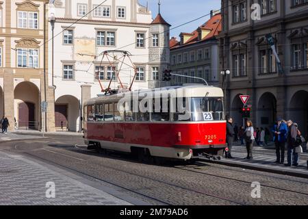 PRAGA, REPUBBLICA CECA - 12 NOVEMBRE 2022: Tram Tatra T3SUCS della compagnia di trasporto pubblico DPP a Praga Foto Stock