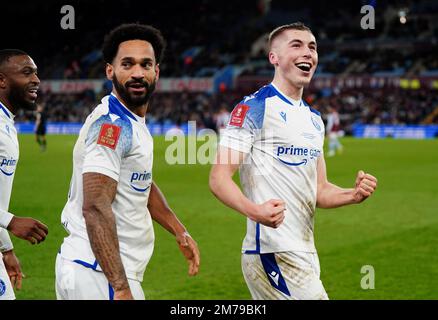 Il Dean Campbell di Stevenage (a destra) festeggia con Jordan Roberts (a sinistra) dopo aver segnato il secondo gol della partita durante la partita della Emirates fa Cup al Villa Park, Birmingham. Data immagine: Domenica 8 gennaio 2023. Foto Stock