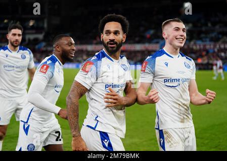 Il Dean Campbell di Stevenage (a destra) festeggia con Jordan Roberts (al centro) dopo aver segnato il secondo gol della partita durante la partita della Emirates fa Cup al Villa Park, Birmingham. Data immagine: Domenica 8 gennaio 2023. Foto Stock