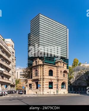 Una foto del nuovo e vecchio edificio, a Bucarest. Foto Stock