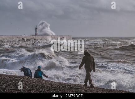 Newhaven, East Sussex, Regno Unito. 8th Jan, 2023. "Cammina sul lato selvaggio". Brezza fresca dal sud-ovest, raffica a 40mph, frusta il mare in una frenesia al braccio ovest del porto, onde enormi a volte swamping il faro. Unseasonably caldo a 10 gradi C. Credit: David Burr/Alamy Live News Foto Stock