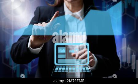Donna aziendale che utilizza lo schermo virtuale digitale per i grafici di analisi dei dati Foto Stock