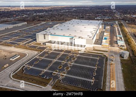 Detroit, Michigan, Stati Uniti. 7th Jan, 2023. Un centro Amazon Fulfillment da $400 milioni di dollari di recente costruzione, il più grande del Michigan, rimane inattivo poiché Amazon ha annunciato piani per licenziare 18.000 lavoratori mentre l'economia nazionale si ammorbidisce. Il magazzino, sul sito dell'ex zona fieristica dello Stato del Michigan, era destinato ad aprirsi nel 2022, occupando 1.200 dipendenti, ma la sua apertura è stata ritardata di almeno un anno. Credit: Jim West/Alamy Live News Foto Stock