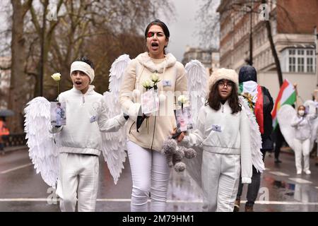 Londra, Inghilterra, Regno Unito. 8th Jan, 2023. I manifestanti partecipano a una manifestazione nel centro di Londra, chiedendo di fermare le esecuzioni di manifestanti in Iran e in solidarietà con la rivolta per la libertà in Iran, per la morte in custodia di Mahsa Amini, da parte della polizia iraniana della moralità. Mahsa Amini è stato ucciso il 16 settembre, dopo il suo arresto per presunta violazione delle leggi iraniane per le donne che indossavano hijab, velo e abiti modesti. (Credit Image: © Thomas Krych/ZUMA Press Wire) Credit: ZUMA Press, Inc./Alamy Live News Foto Stock