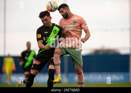 Anthony Jung di Werder Bremen, Basil Stillhart os St. Gallo battaglia per la palla , SV Werder Bremen vs FC ST. Gallen, amichevole partita al Pinatar Ar Foto Stock