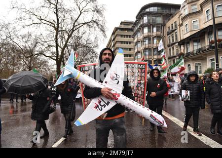 Londra, Inghilterra, Regno Unito. 8th Jan, 2023. I manifestanti partecipano a una manifestazione nel centro di Londra, chiedendo di fermare le esecuzioni di manifestanti in Iran e in solidarietà con la rivolta per la libertà in Iran, per la morte in custodia di Mahsa Amini, da parte della polizia iraniana della moralità. Mahsa Amini è stato ucciso il 16 settembre, dopo il suo arresto per presunta violazione delle leggi iraniane per le donne che indossavano hijab, velo e abiti modesti. (Credit Image: © Thomas Krych/ZUMA Press Wire) Credit: ZUMA Press, Inc./Alamy Live News Foto Stock