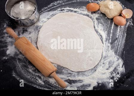 Gnocchi polacchi tradizionali. Produzione di gnocchi fatti in casa Foto Stock