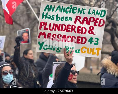 New York City, Stati Uniti. 8th gennaio 2023. Centinaia si riuniscono al Columbus Circle, New York City per onorare e ricordare le vittime del volo PS752, e per sostenere l'attuale rivoluzione in Iran. Credit: Ryan Rahman/Alamy Live News Foto Stock