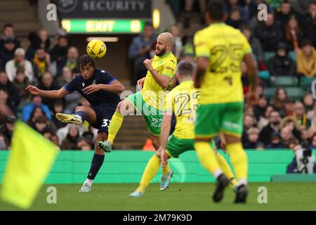 Carrow Road, Norwich, Norfolk, Regno Unito. 8th Jan, 2023. Fa Cup Football, Norwich vs Blackburn Rovers; Ashley Phillips of Blackburn Rovers passa la palla in avanti attraverso i giocatori di Norwich City Credit: Action Plus Sports/Alamy Live News Foto Stock