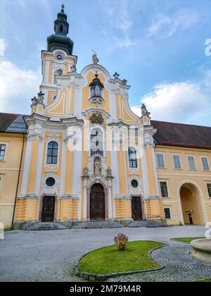 Il pittoresco cortile dell'abbazia di Rein, fondato nel 1129, l'abbazia cistercense più antica del mondo, si trova a Rein vicino a Graz, Steiermark, Austria Foto Stock