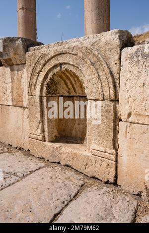 Piccolo nicchia del Cardo massimo di Gerasa, Jerash, Giordania, utilizzato per l'illuminazione o statue Foto Stock