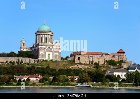 Vista da Parkany, Sturovo, Gockern, Slovacchia, alla Cattedrale di Esztergom, Estergom, Ungheria Foto Stock