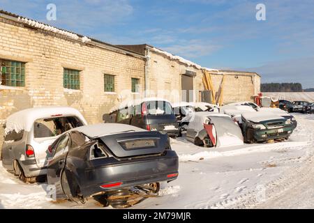 Le auto smontate su una scasseria sono in vendita per i pezzi di ricambio. Il commercio di ricambi usati è un'attività comune nei paesi in via di sviluppo. Foto Stock