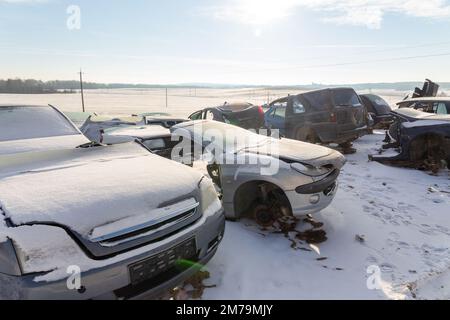 Le auto smontate su una scasseria sono in vendita per i pezzi di ricambio. Il commercio di ricambi usati è un'attività comune nei paesi in via di sviluppo. Foto Stock