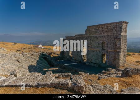 Vista posteriore del teatro romano di Acinipo a Ronda, Malaga con l'anfiteatro in primo piano Foto Stock
