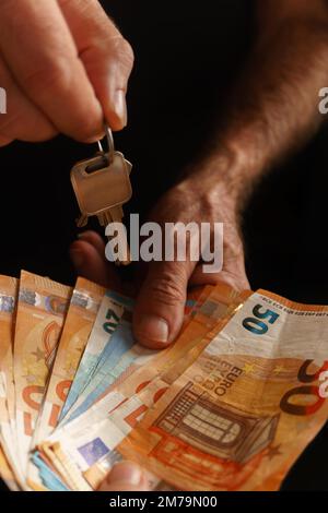 Donna che consegna i soldi e l'uomo che consegna le chiavi ad una casa, concetto di acquisto e di vendita Foto Stock