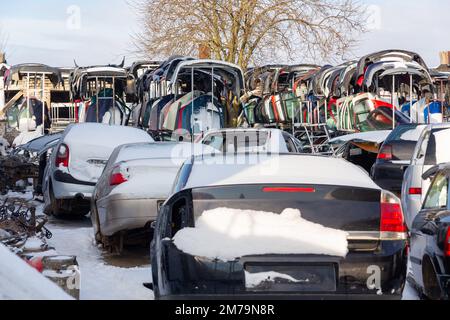 Le auto smontate su una scasseria sono in vendita per i pezzi di ricambio. Il commercio di ricambi usati è un'attività comune nei paesi in via di sviluppo. Foto Stock