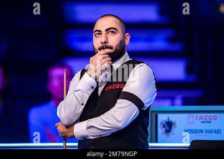 LONDRA, REGNO UNITO. 08th Jan, 2023. Hossein Vafaei dell'Iran indossa una fascia da braccio nera in solidarietà con il popolo iraniano durante la sua prima partita contro Mark Selby durante il 2023 Cazoo Master ad Alexandra Palace domenica 08 gennaio 2023 a LONDRA INGHILTERRA. Credit: Taka G Wu/Alamy Live News Foto Stock