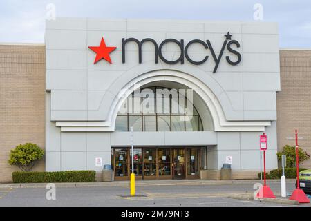 Bellingham, WA, USA - 5 gennaio 2023; ingresso al Macy's al Bellis Fair Mall di Bellingham, WA, con il nome sopra la porta Foto Stock