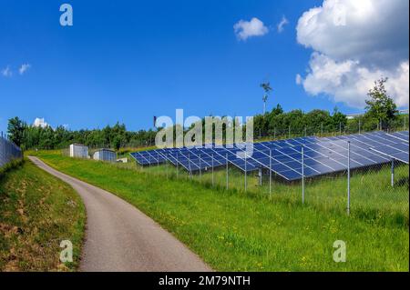 Un impianto fotovoltaico con recinzione di protezione, anche impianto fotovoltaico, nei pressi di Kempten, Allgaeu, Baviera, Germania Foto Stock