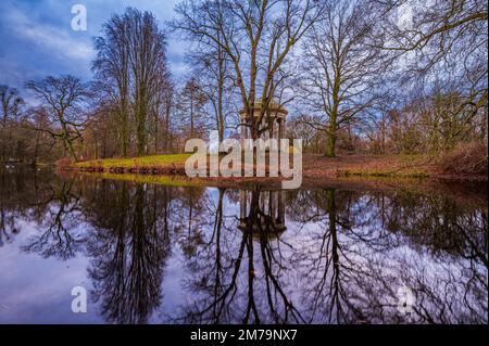 Il Tempio Leibniz come edificio padiglione nel Georgengarten di Hannover, nel quartiere Nord, con riflessi nel lago, con nuvole di pioggia Foto Stock