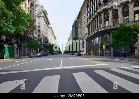 Avenida Corrientes strada con obelisco sullo sfondo, Buenos Aires, Argentina Foto Stock