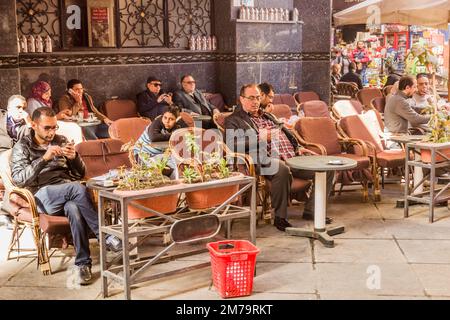 CAIRO, EGITTO - 26 GENNAIO 2019: Caffè di strada tradizionale al Cairo, Egitto Foto Stock