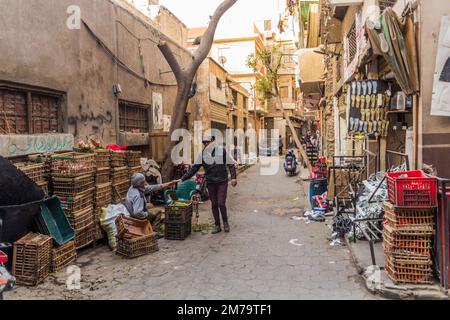 CAIRO, EGITTO - 26 GENNAIO 2019: Vicolo sporco stretto al Cairo, Egitto Foto Stock