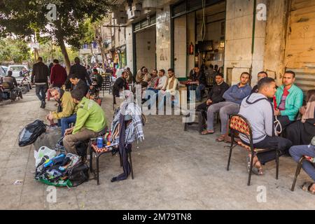 CAIRO, EGITTO - 26 GENNAIO 2019: Caffè di strada tradizionale al Cairo, Egitto Foto Stock