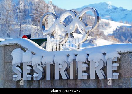 Segno del villaggio alpino di Sestriere, che è stato il luogo delle Olimpiadi invernali nel 2006. Sestriere, Italia - Dicembre 2022 Foto Stock