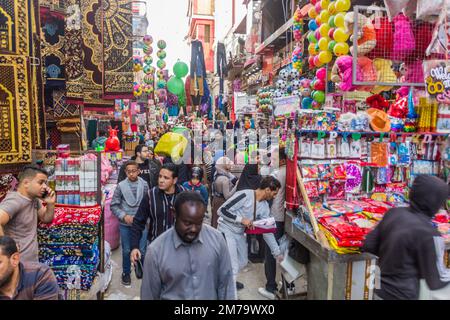 CAIRO, EGITTO - 26 GENNAIO 2019: Trafficata strada del mercato al Cairo, Egitto Foto Stock