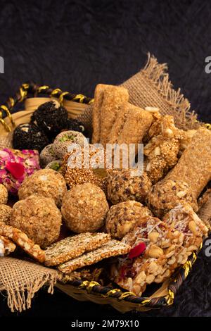 Gulab Gajak Mithai, pista Gazak, Til Patti o Papdi, Til Laddu o Ladoo, Revdi e Rewri di Tilgul, Mungfali, seme di Sesamo, God gelatinoso, Badam e. Foto Stock