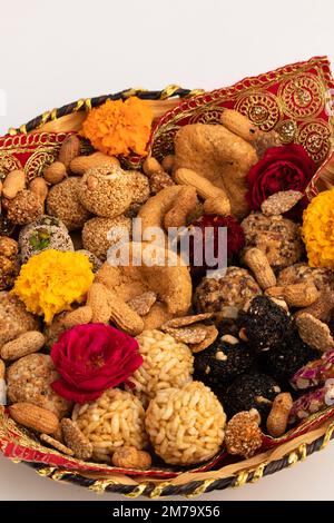 Gulab Gajak Mithai, pista Gazak, Til Patti o Papdi, Til Laddu o Ladoo, Revdi e Rewri di Tilgul, Mungfali, seme di Sesamo, God gelatinoso, Badam e. Foto Stock