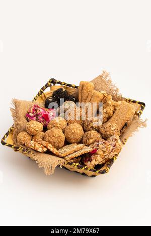 Gulab Gajak Mithai, pista Gazak, Til Patti o Papdi, Til Laddu o Ladoo, Revdi e Rewri di Tilgul, Mungfali, seme di Sesamo, God gelatinoso, Badam e. Foto Stock