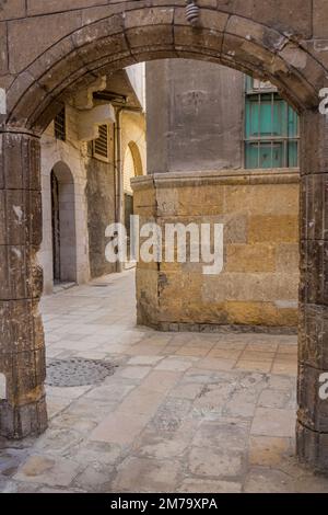 Porta di pietra nella parte copta del Cairo, Egitto Foto Stock