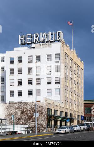 Bellingham, WA, USA - 5 gennaio 2023; vista dal lato sud dell'Herald Building a Bellingham, Washington, con cartello Foto Stock