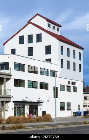 Bellingham, WA, USA - 5 gennaio 2023; edificio in granito riprogettato sul lungofiume di Bellingham è una struttura bianca con tetto rosso Foto Stock