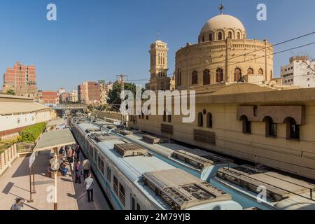 CAIRO, EGITTO - 28 GENNAIO 2019: Stazione della metropolitana Mar Girgis con St. La chiesa di Giorgio al Cairo, Egitto Foto Stock