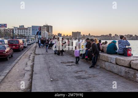 ALESSANDRIA, EGITTO - 1 FEBBRAIO 2019: La gente che si gode la serata al mare ad Alessandria, Egitto Foto Stock