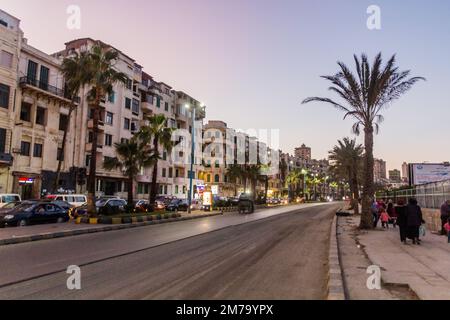 ALESSANDRIA, EGITTO - 1 FEBBRAIO 2019: Vista serale della Corniche strada costiera ad Alessandria, Egitto Foto Stock