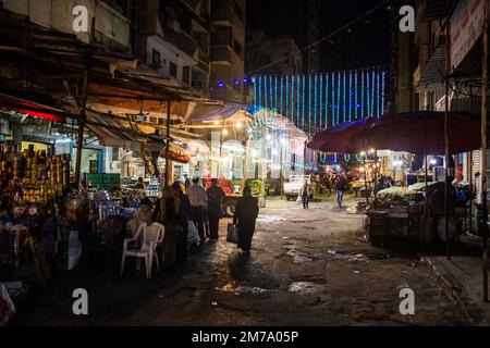 ALESSANDRIA, EGITTO - 1 FEBBRAIO 2019: Vista serale di un mercato ad Alessandria, Egitto Foto Stock
