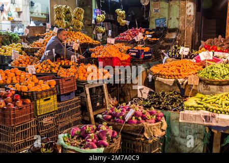 ALESSANDRIA, EGITTO - 1 FEBBRAIO 2019: Vista serale di una bancarella di frutta e verdura ad Alessandria, Egitto Foto Stock