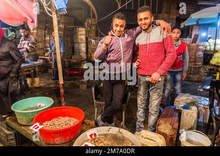 ALESSANDRIA, EGITTO - 1 FEBBRAIO 2019: Vista serale di un mercato del pesce ad Alessandria, Egitto Foto Stock