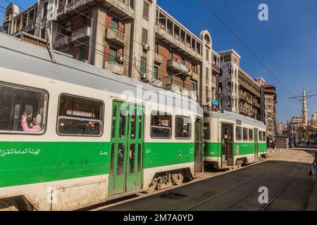 ALESSANDRIA, EGITTO - 2 FEBBRAIO 2019: Vista serale di una fermata del tram ad Alessandria, Egitto Foto Stock