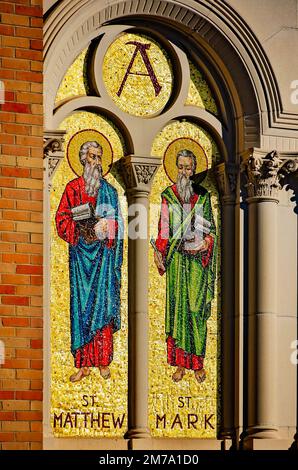 I santi Matthew e Marco sono raffigurati su icone al di fuori della Chiesa commemorativa di Malbis, 7 gennaio 2023, a Daphne, Alabama. Foto Stock