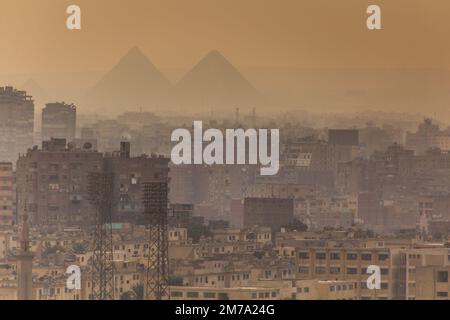 Vista dello skyline misteriosa del Cairo con piramidi sullo sfondo, Egitto Foto Stock
