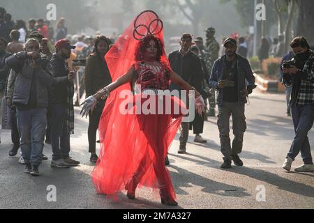 Nuova Delhi, India. 08th Jan, 2023. Una regina del drago partecipa alla parata di Queer Pride di Delhi da Barakhamba Raod a Jantar Mantar, a Nuova Delhi. (Foto di Ayush Chopra/SOPA Images/Sipa USA) Credit: Sipa USA/Alamy Live News Foto Stock