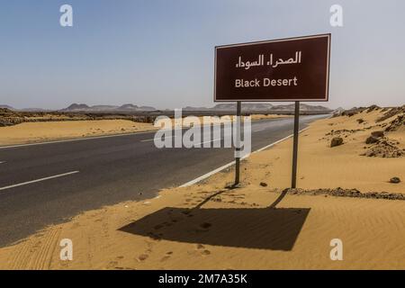 Cartello stradale Black Desert, Egitto Foto Stock